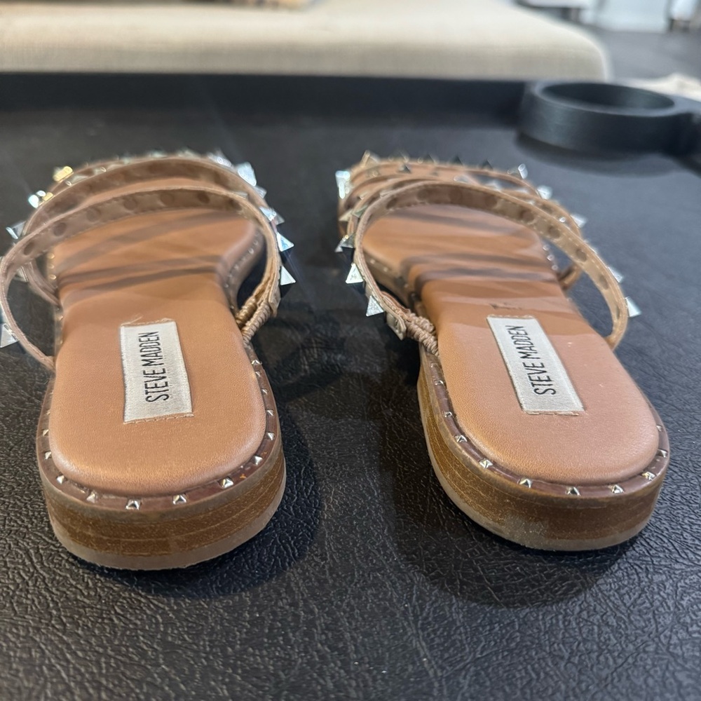 Steve Madden Skyler Flat Slide Sandals in tan w/ silver studded detail, size 8 - Picture 6 of 7